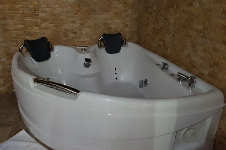 Hot Tub 28 of 36