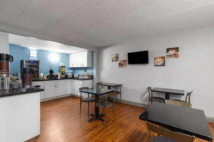 Breakfast/Coffee Service 26 of 30