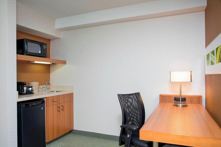 2 Double Beds Sofa Bed Wet Bar Work Desk Microwave and Refrigerator Full Breakfast (2 of 5)