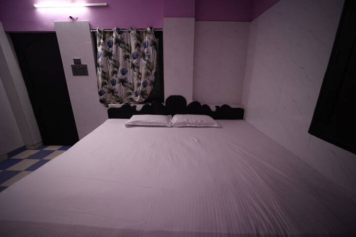 Room 12 of 27