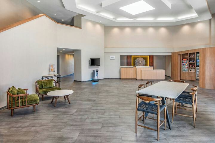 Lobby lounge