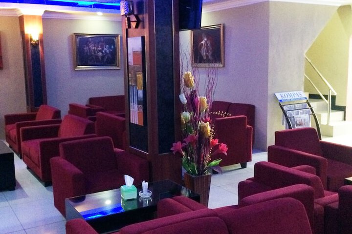 Lounge 25 of 32