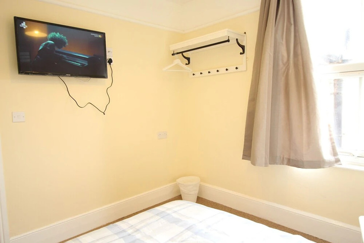 Room 6 of 13