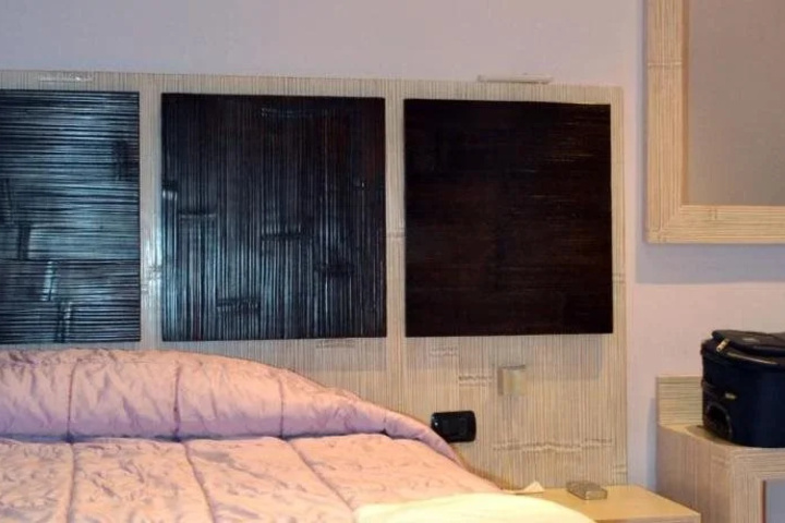 Room 6 of 13