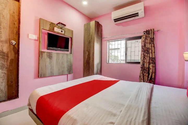 Room 5 of 12