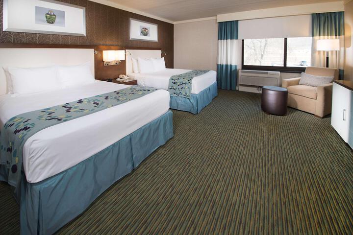 2 Queen Beds (7 of 10)