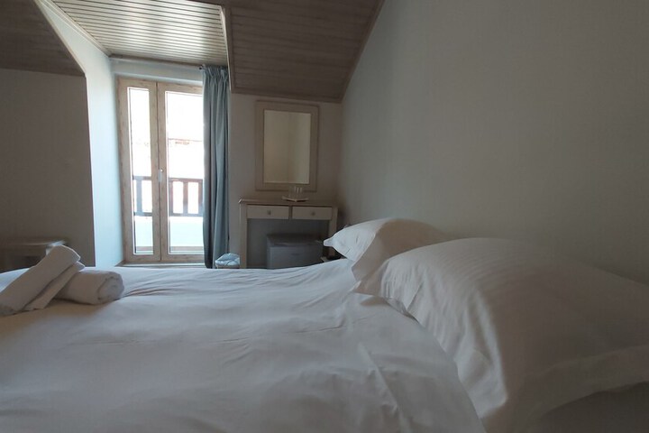 Room 9 of 446