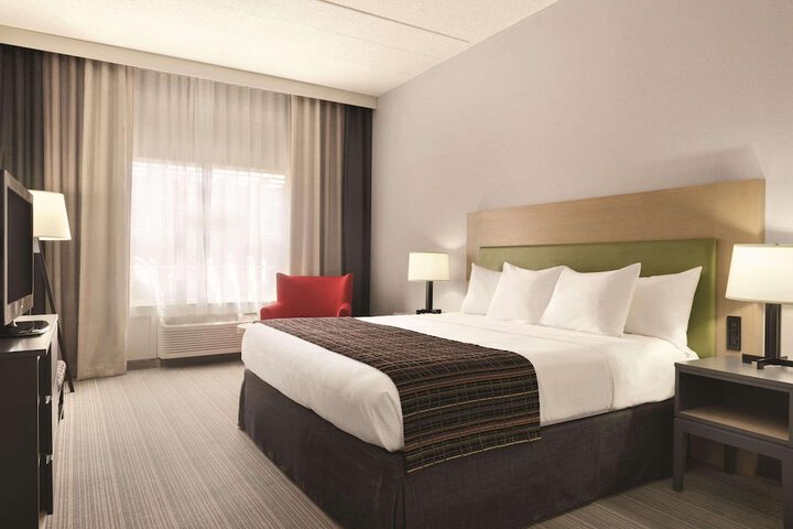 1 King Bed (2 of 10)