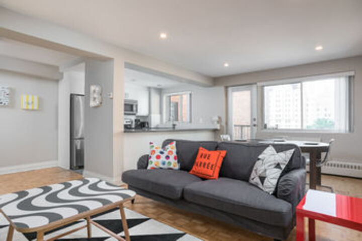 Bold Downtown Montréal Suites by Sonder