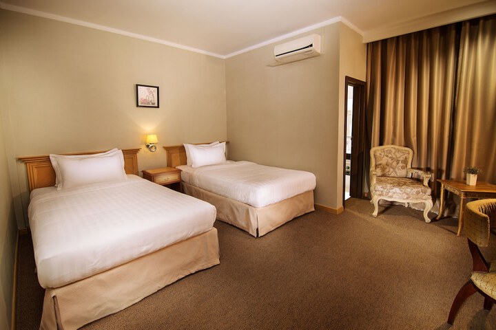 Room 12 of 34