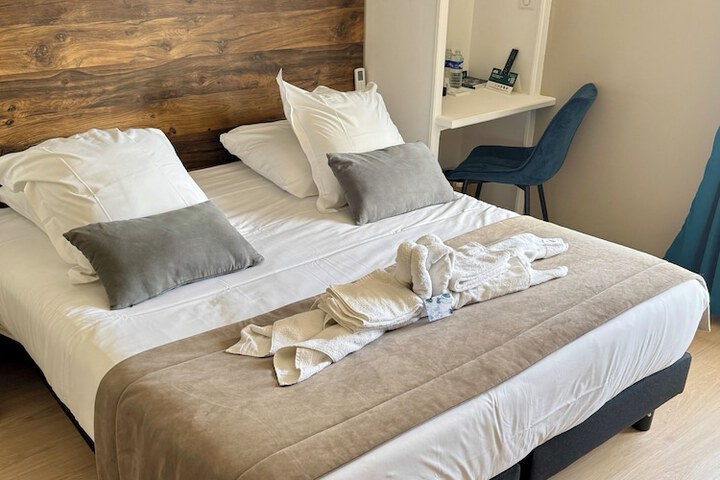 Room 13 of 30