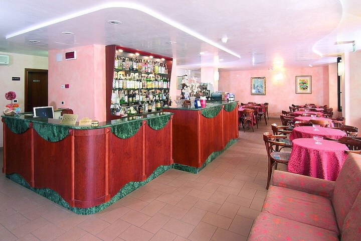 Lounge 26 of 34
