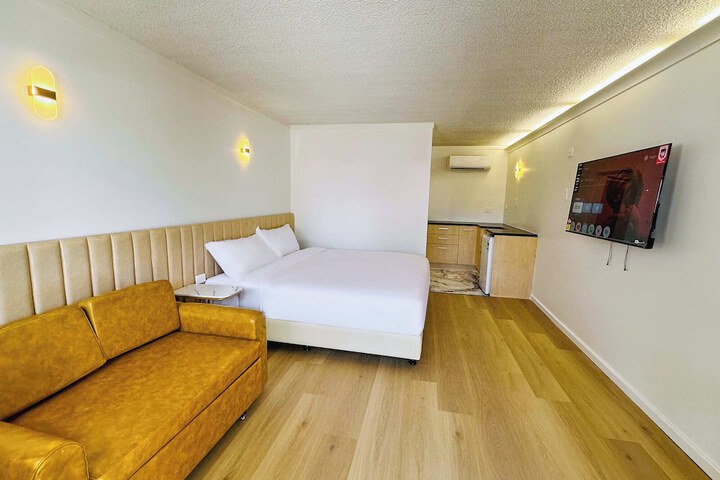 Room 9 of 33