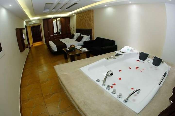 Room 11 of 28
