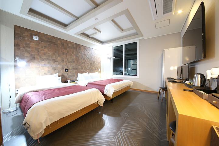 Room 13 of 33