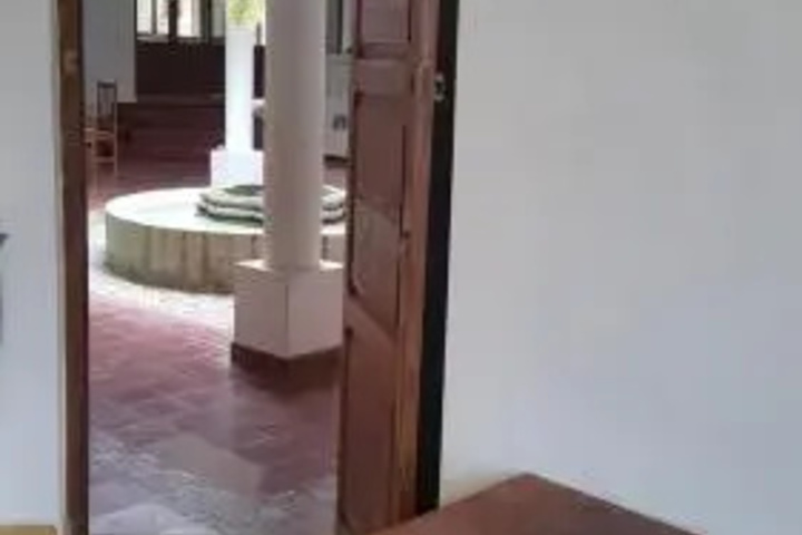 Room 4 of 12