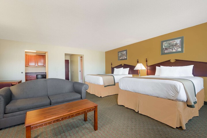 1 Queen Bed (5 of 9)