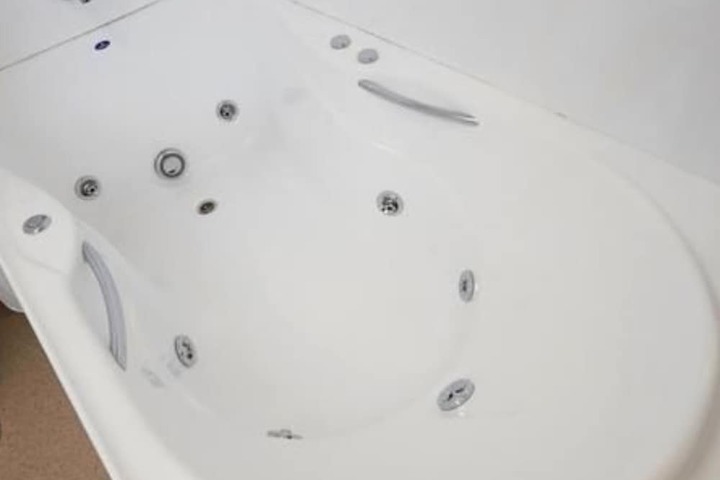 Hot Tub 20 of 26
