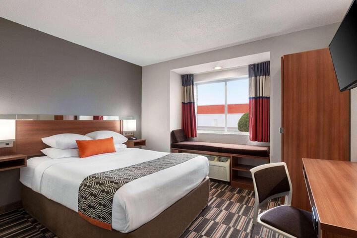 1 Queen Bed (6 of 14)