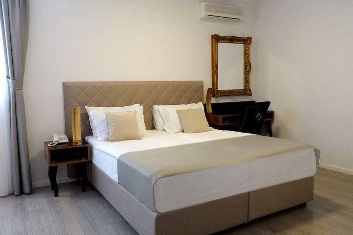 Room 8 of 33