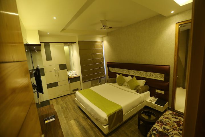 Room 5 of 16