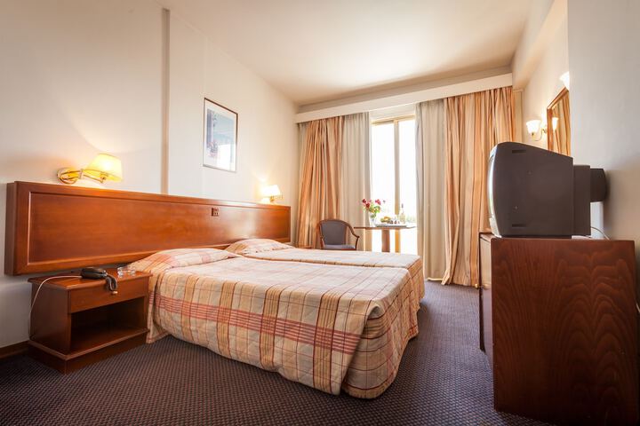 Room 4 of 40