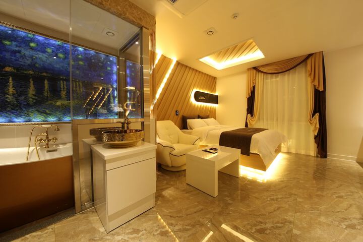 Room 4 of 65