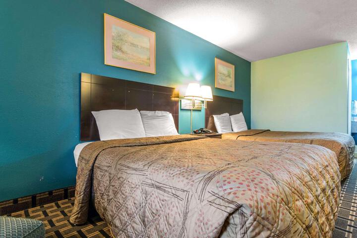 1 Queen Bed (5 of 8)