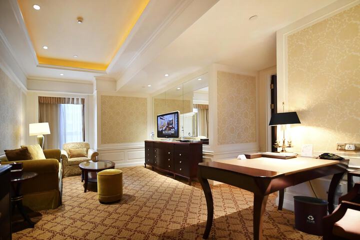Room 42 of 99