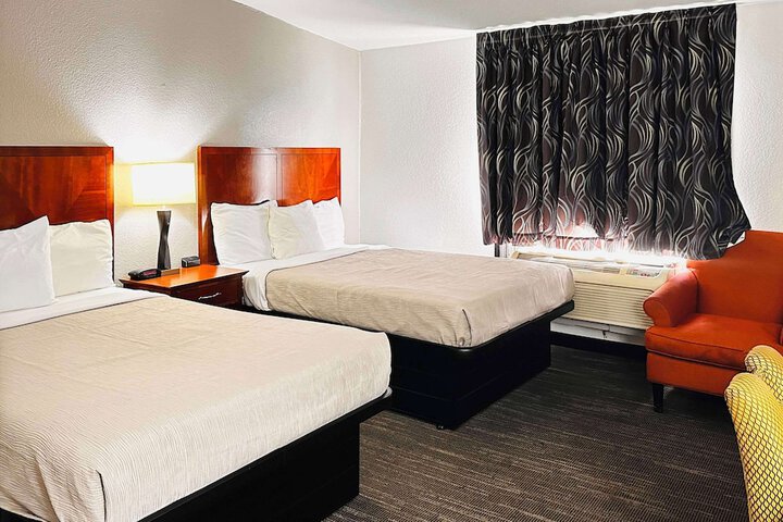 2 Double Beds Accessible (10 of 14)