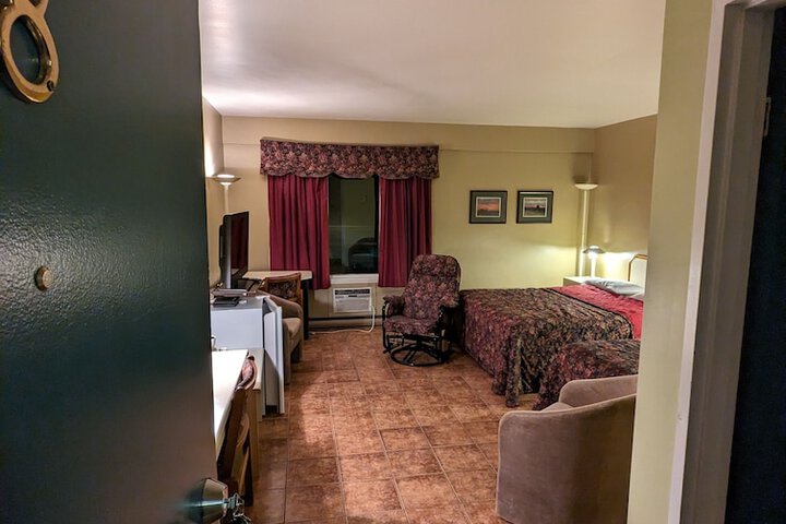 Room 6 of 12