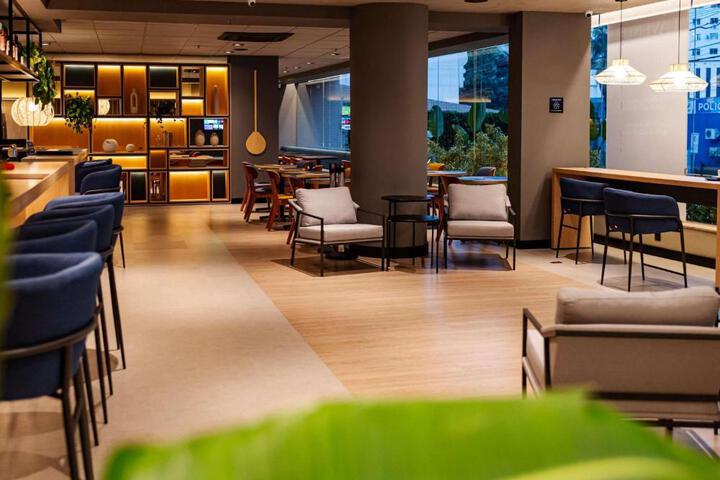 Lounge 4 of 23