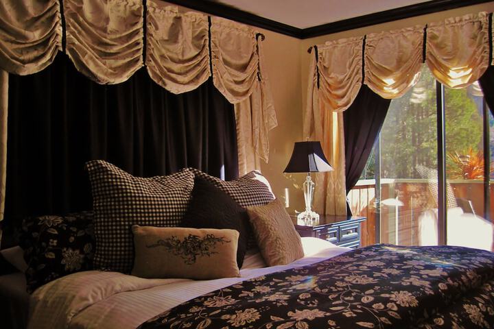 Deluxe King Bed Partial Lake View (15 of 48)