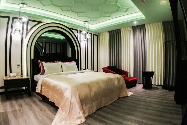 Room 12 of 37