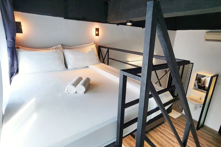 Room 15 of 102