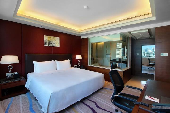 Room 17 of 104