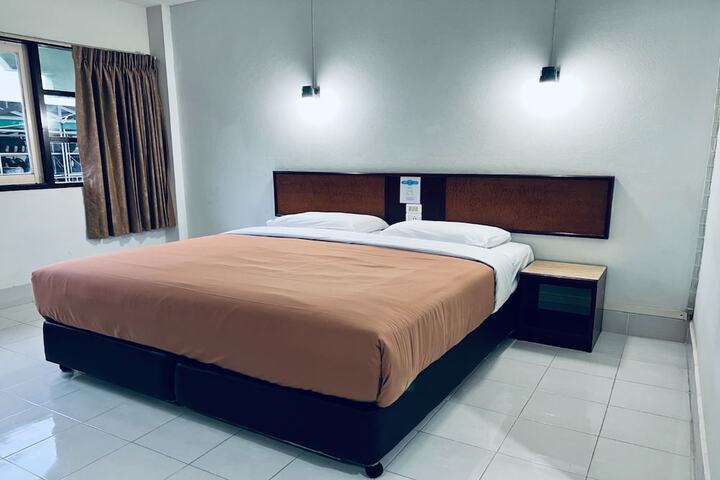 Room 7 of 28