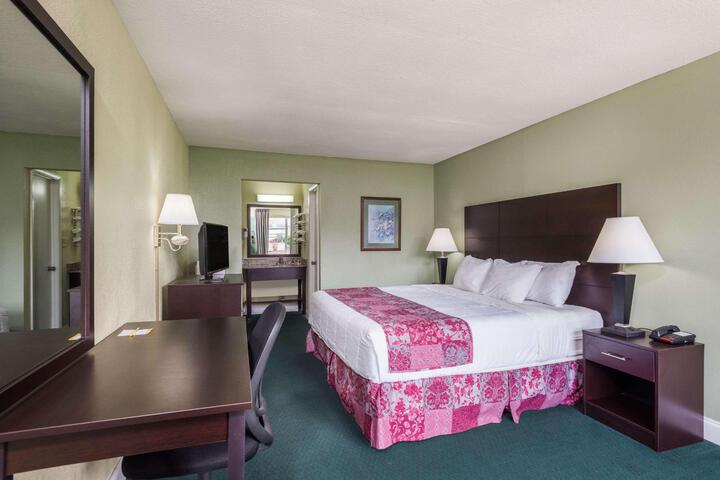 2 Queen Beds (10 of 11)