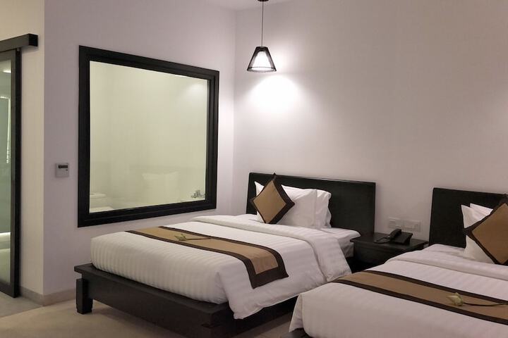 Room 6 of 80
