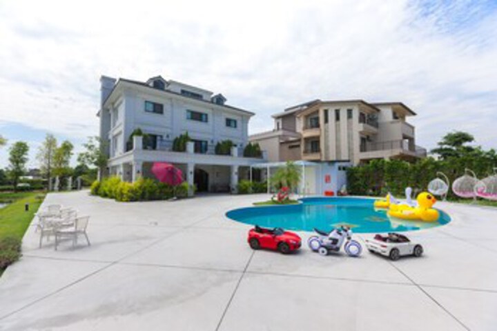 Pool 73 of 122