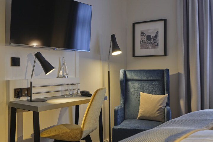 Room 8 of 16