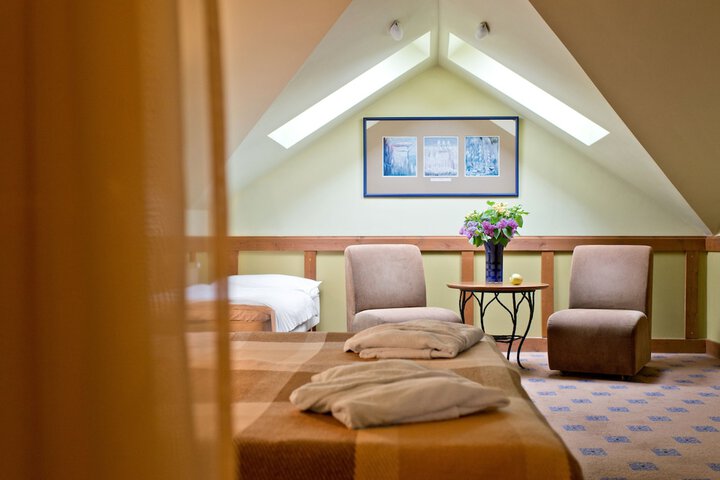 Room 10 of 33