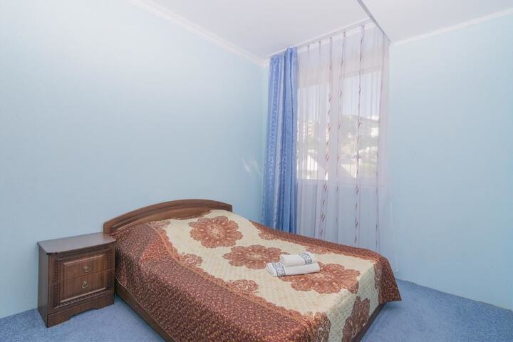 Room 12 of 37