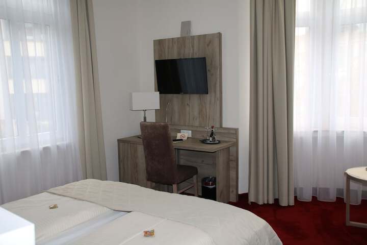 Room 18 of 90