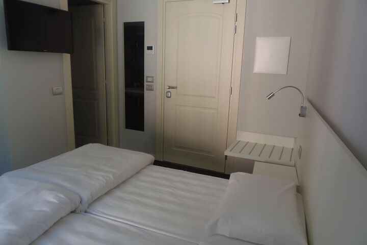 Room 9 of 64