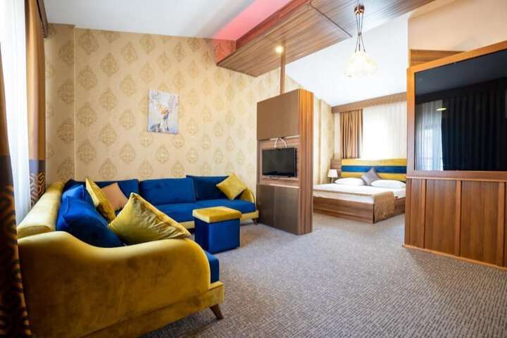 Room 10 of 28