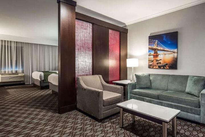 Suite 1 King Bed Sofa Bed 2 Flat Screen Tvs Separate Living Area Work Desk Microwave, Refrigerator (2 of 17)