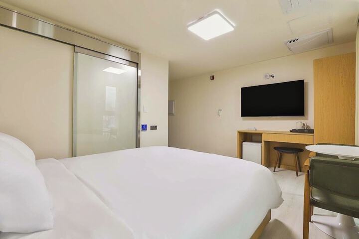 Room 3 of 76