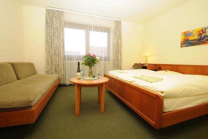 Room 4 of 33