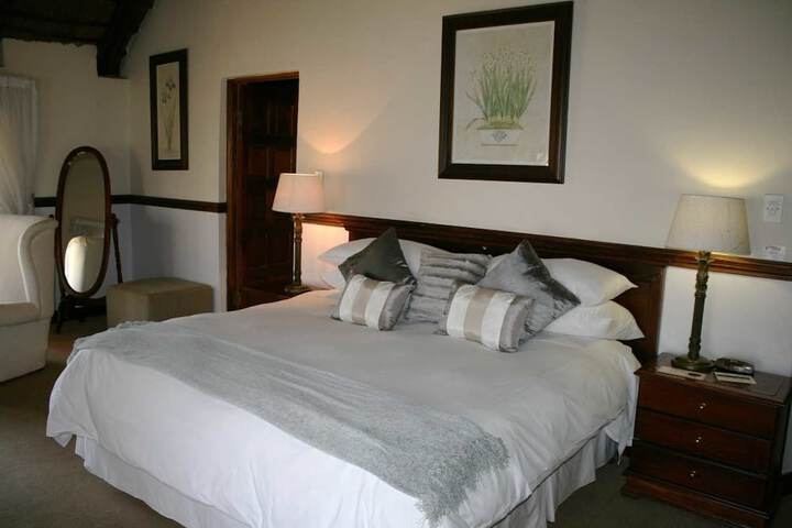 Room 2 of 83